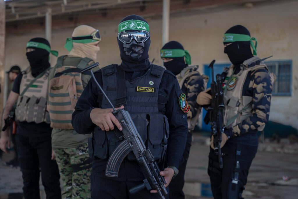 (INT) Hamas holds military parade to remember Israel's 2014 offensive. July 20, 2022, Gaza  Strip, Palestine: Brigadiers from Al-Qassam, the military wing of the Islamic resistance movement Hamas, take part in a military parade on the anniversary of the 2014 war, the so-called Operation Protective Margin, a military campaign launched by the Israeli Armed Forces against the Gaza Strip. The conflict led to the deaths of 2,251 people and more than 11,000 injuries, according to Palestinian and United Nations sources. Credit: Saher Elghorra/Thenews2 (Foto: Saher Elghorra/TheNews2/Deposit Photos)